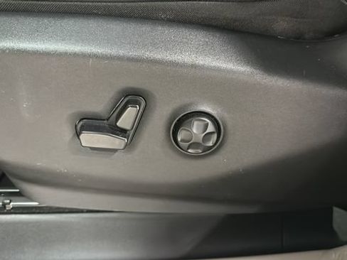 Used 2024 Chrysler Pacifica Touring-L FWD image 9