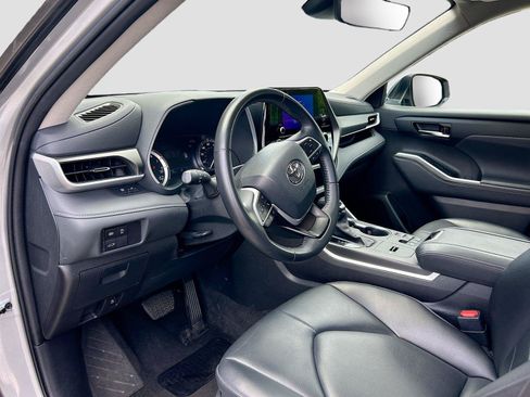 Used 2024 Toyota Highlander XLE FWD image 27