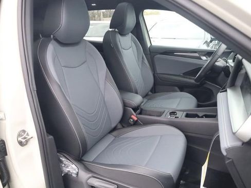 New 2026 Volkswagen Tiguan SE R-Line image 18