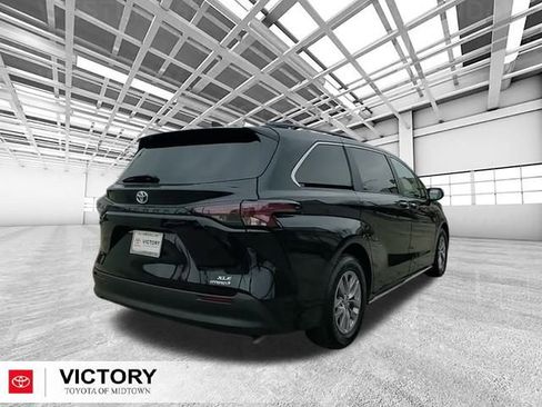 Certified 2023 Toyota Sienna XLE image 3
