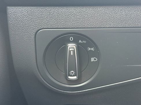 Used 2023 Volkswagen Tiguan SE image 31