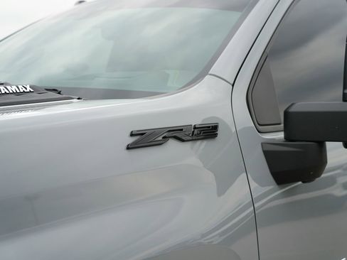 Used 2024 Chevrolet Silverado 2500 ZR2 w/ Technology Package image 12