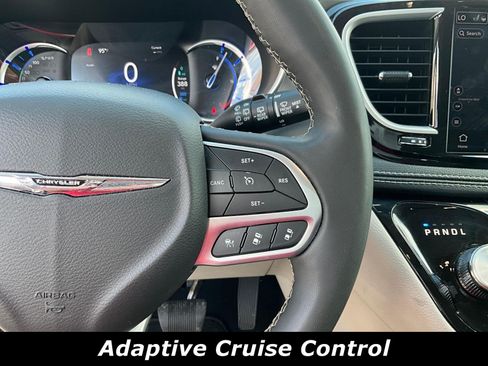Used 2024 Chrysler Pacifica Limited FWD image 11