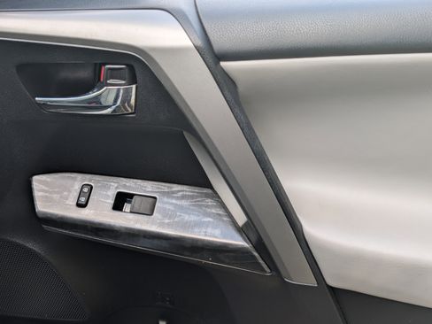 Used 2018 Toyota RAV4 Platinum FWD image 24