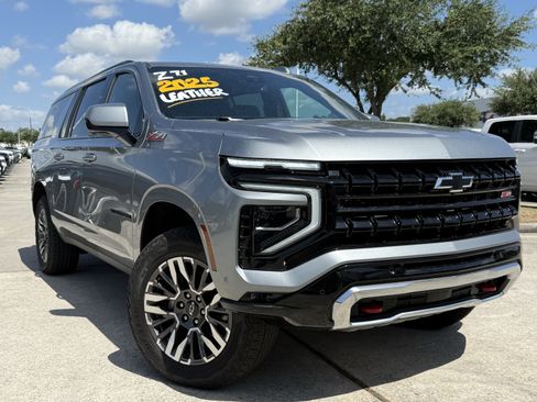 Used 2025 Chevrolet Suburban Z71 AWD/4WD image 2