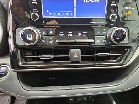 Used 2021 Toyota Highlander XLE AWD/4WD image 18
