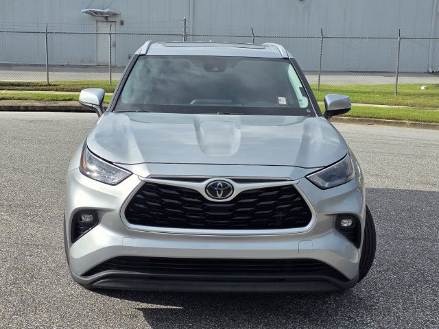 Used 2022 Toyota Highlander XLE FWD image 2