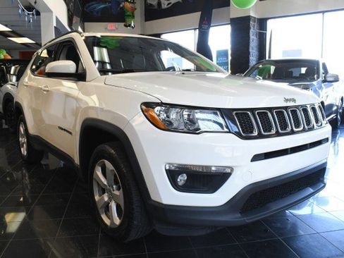 Used 2018 Jeep Compass Latitude w/ Popular Equipment Group AWD/4WD image 3