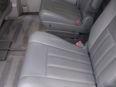 Used 2009 Chrysler Town & Country Touring image 28