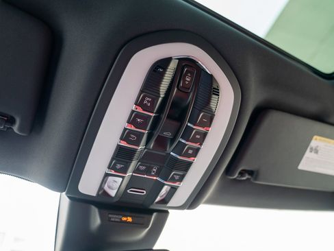 Certified 2025 Porsche Macan image 21