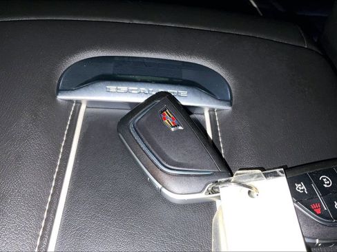 Used 2025 Cadillac Escalade Premium Luxury image 14