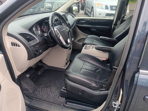 Used 2014 Chrysler Town & Country Touring FWD image 8