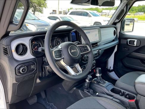 Used 2025 Jeep Wrangler Unlimited Sahara AWD/4WD image 14