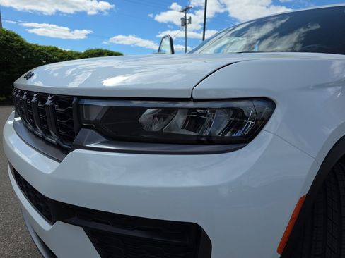 New 2026 Jeep Grand Cherokee Altitude AWD/4WD image 31