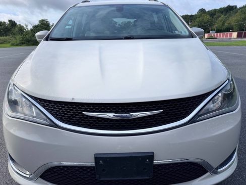 Used 2017 Chrysler Pacifica Touring-L Plus FWD image 2