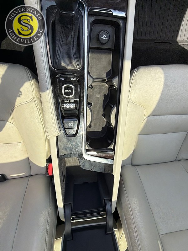 Used 2017 Volvo XC90 T6 Momentum w/ Vision Package AWD/4WD image 26