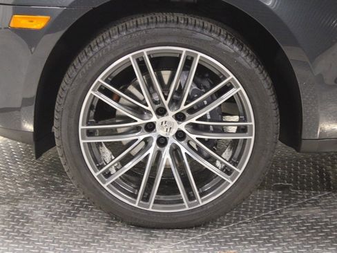 Certified 2025 Porsche Macan AWD/4WD image 15