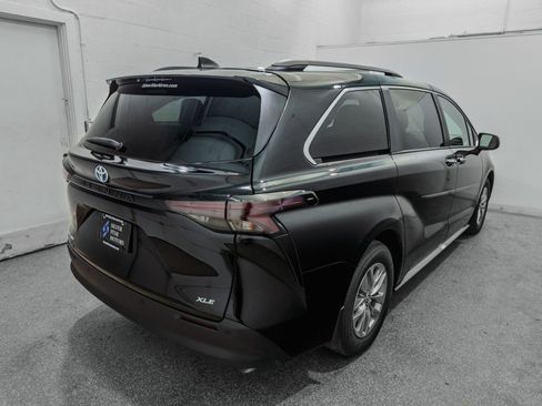 Used 2025 Toyota Sienna XLE AWD/4WD image 8