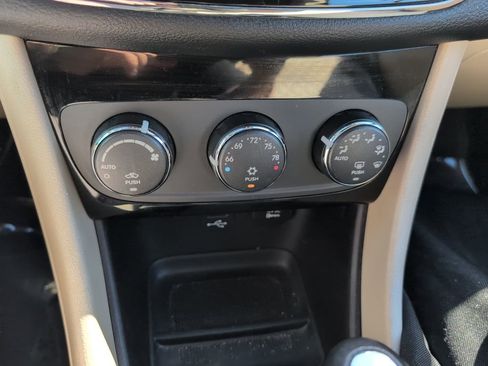 Used 2013 Chrysler 200 Limited image 16