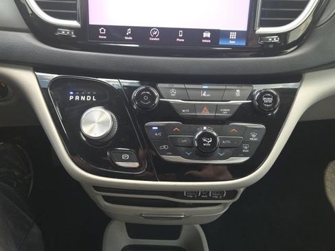Used 2022 Chrysler Pacifica Touring-L FWD image 36