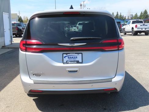 Used 2024 Chrysler Pacifica Touring-L FWD image 11
