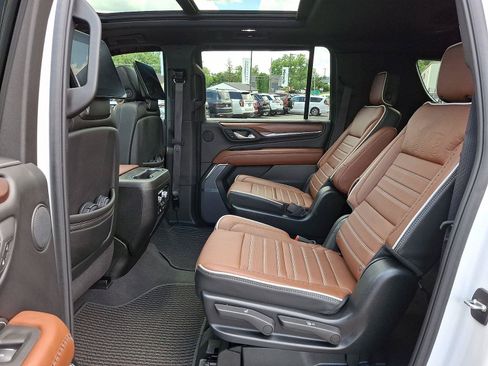 Used 2024 GMC Yukon XL Denali Ultimate AWD/4WD image 10
