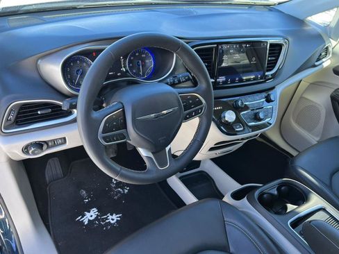 Used 2024 Chrysler Pacifica Touring-L FWD image 16