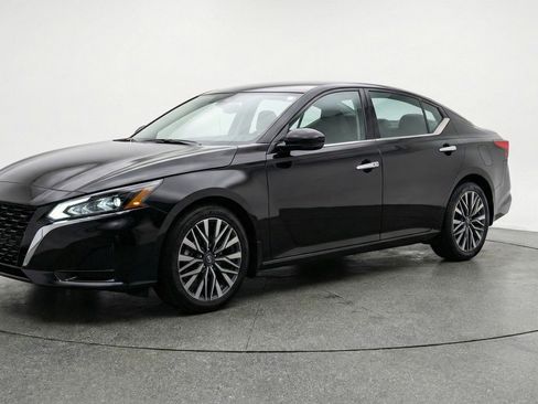 Used 2025 Nissan Altima 2.5 SV FWD image 3