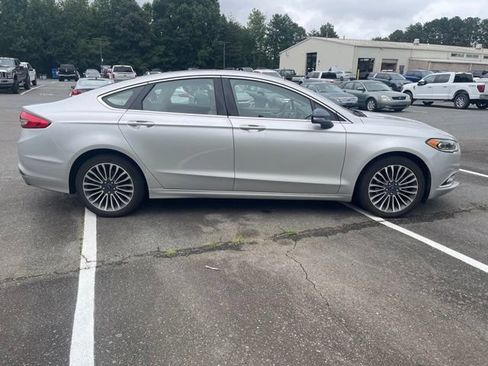Used 2017 Ford Fusion SE w/ Fusion SE Technology Package FWD image 5