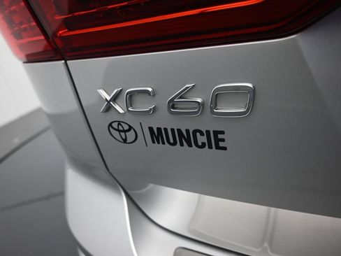 Used 2019 Volvo XC60 T5 Momentum w/ Multimedia Package AWD/4WD image 37