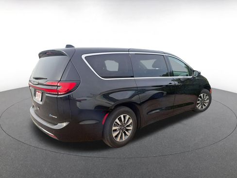 Used 2023 Chrysler Pacifica Touring-L image 5