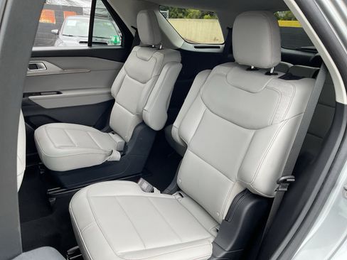 Used 2025 Ford Explorer Active w/ Active Comfort Package RWD image 19