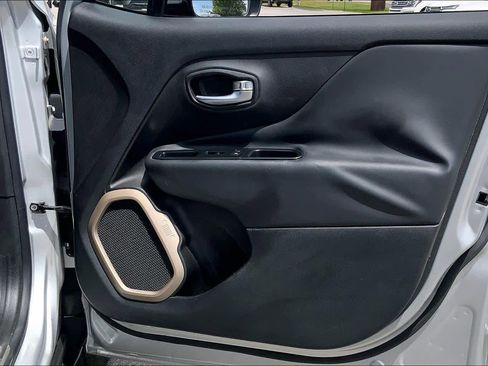 Used 2017 Jeep Renegade Limited image 22