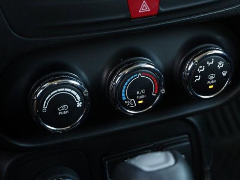 Used 2017 Jeep Renegade Latitude image 18