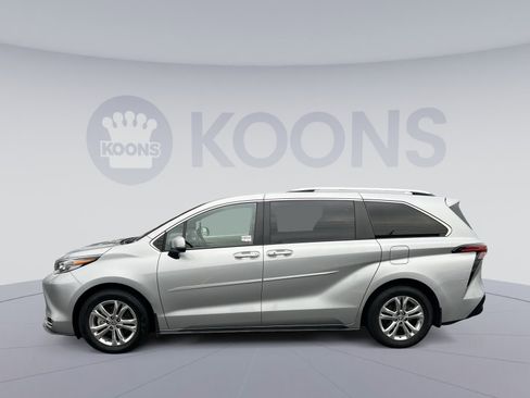 Used 2023 Toyota Sienna Platinum image 2
