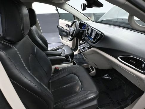 Used 2022 Chrysler Pacifica Touring-L image 51