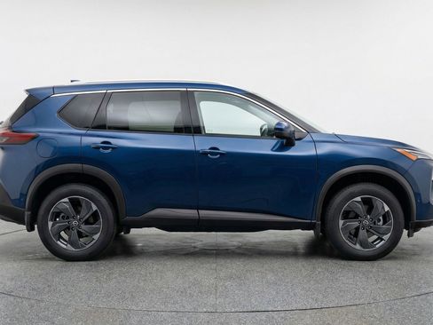 Used 2025 Nissan Rogue SV image 11