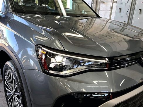 Certified 2025 Volkswagen Taos SE image 12