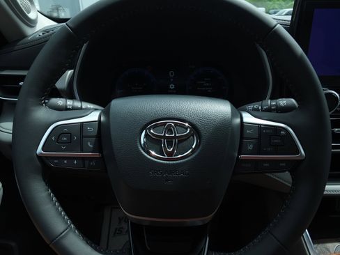 Used 2026 Toyota Highlander Limited AWD/4WD image 23