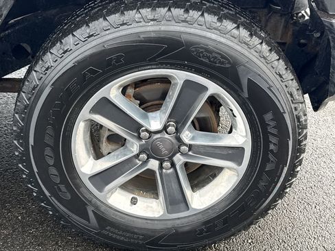 Used 2018 Jeep Wrangler Unlimited Sahara w/ Uconnect 4C Nav & Sound Group image 9