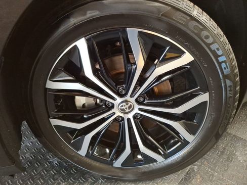 Used 2023 Toyota Crown XLE image 3