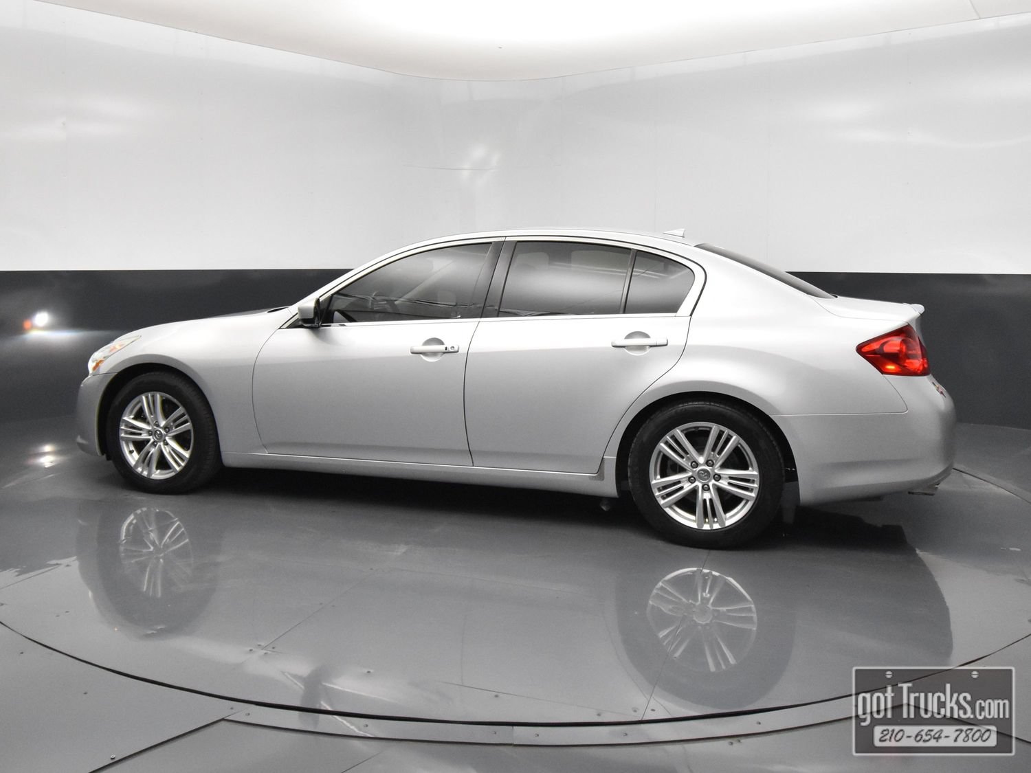 Used 2015 INFINITI Q40 w/ Navigation Package RWD image 3