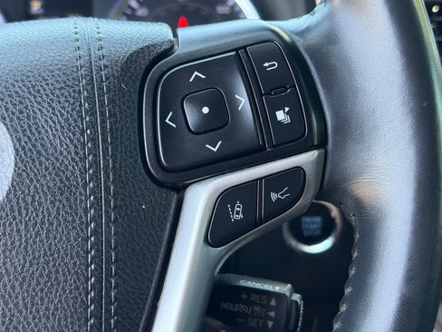 Used 2019 Toyota Highlander XLE FWD image 22