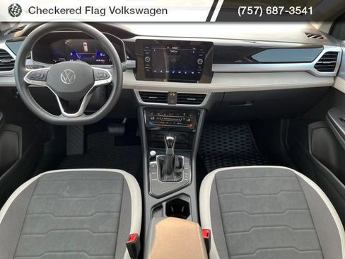 Certified 2025 Volkswagen Taos SE FWD image 27