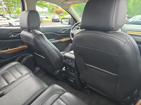Used 2017 GMC Acadia Denali w/ Technology Package FWD image 11