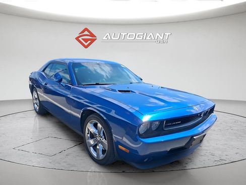 Used 2009 Dodge Challenger R/T RWD image 2