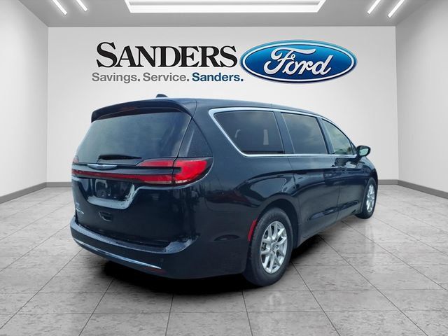 Used 2024 Chrysler Pacifica Touring-L FWD image 2