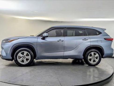 Used 2023 Toyota Highlander LE image 3