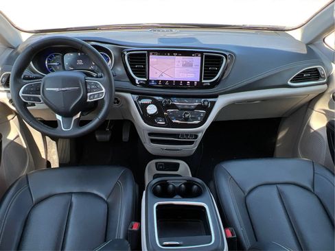 Used 2024 Chrysler Pacifica Limited FWD image 37