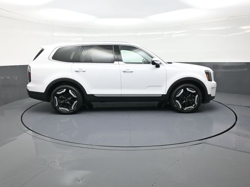 Used 2024 Kia Telluride EX w/ EX Captain's Chair Package image 2